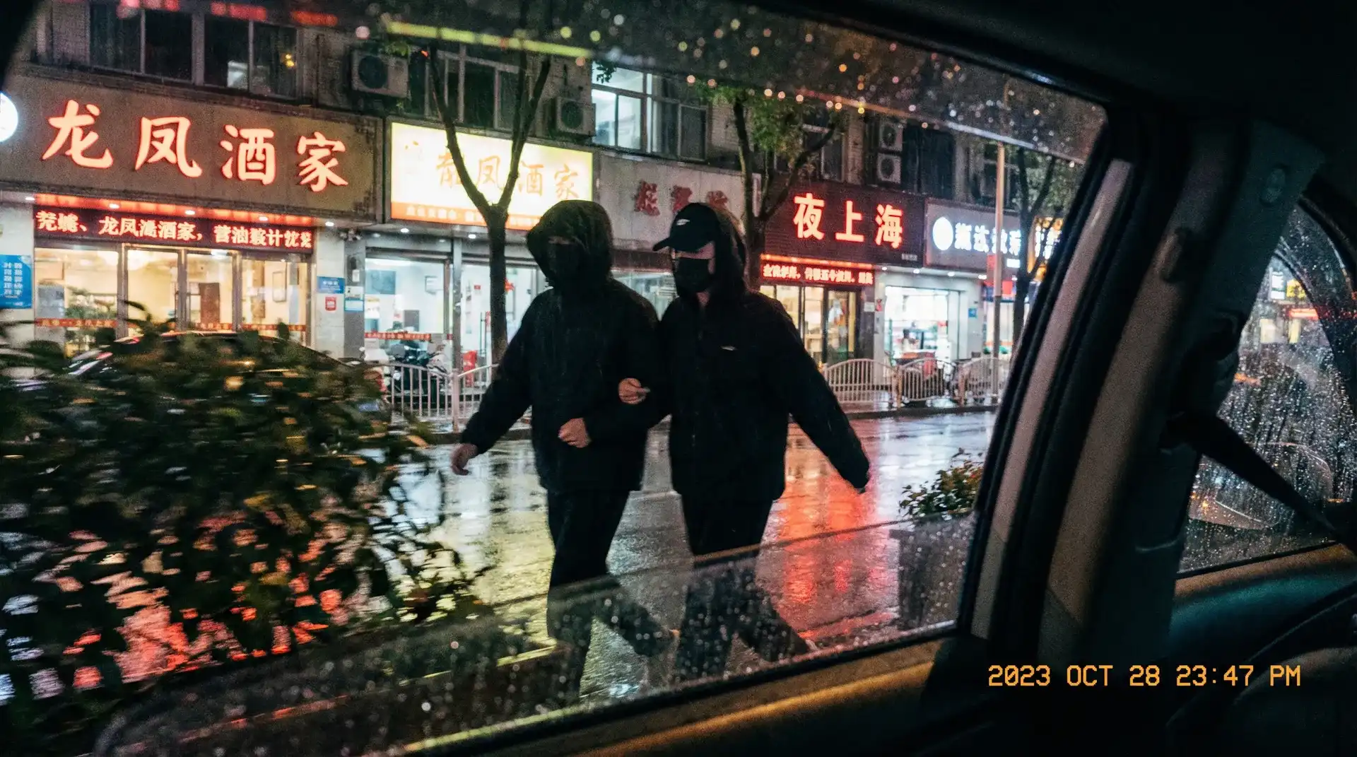 熊猫体育平台 - 顶流明星深夜密会现场抓拍照片
